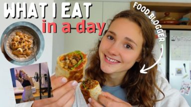 WHAT I EAT IN A DAY AS A VEGAN FOOD BLOGGER 🌱😋 + baking cookies 🍪